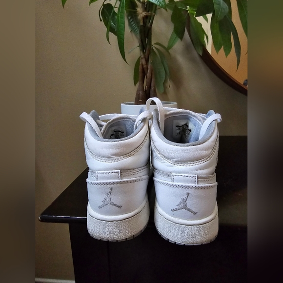 Jordan 1 for women or kids size 5Y color white - Picture 4 of 6